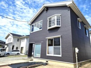 新潟市中央区姥ケ山6丁目 帰宅するとホッとする、ロッジ風なリビングです【宮村貸家（3LDK）】