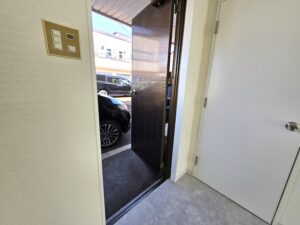 裏口から直ぐ駐車場
