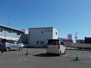 本物件北側は貸駐車場です。(外観)