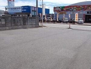 普通車8台駐車可能。電光立看板あります。(外観)
