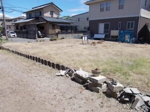 以前は幅員6mの道路でしたが、現在は奥の建築会社様の通路になっています。 以前は幅員6mの道路でしたが、現在は奥の建築会社様の通路になっています。