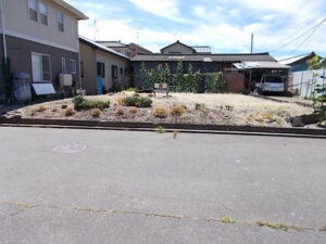 建築基準法の角地扱いには該当しませんが、2方向接道になっています。 建築基準法の角地扱いには該当しませんが、2方向接道になっています。