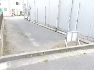 東側の開発道路より。30㎝位の段差有。(外観) 東側の開発道路より。30㎝位の段差有。(外観)